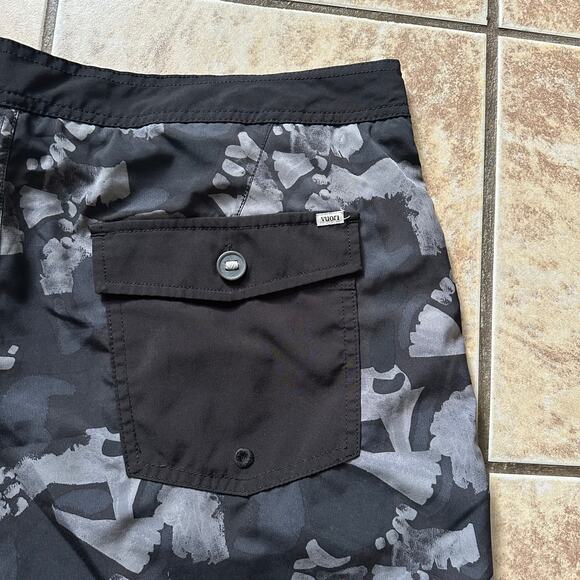 Vuori Cruise Boardshort Black Abstract Men’s Size 38 Unlined 7 1/2 Inseam - Picture 7 of 12